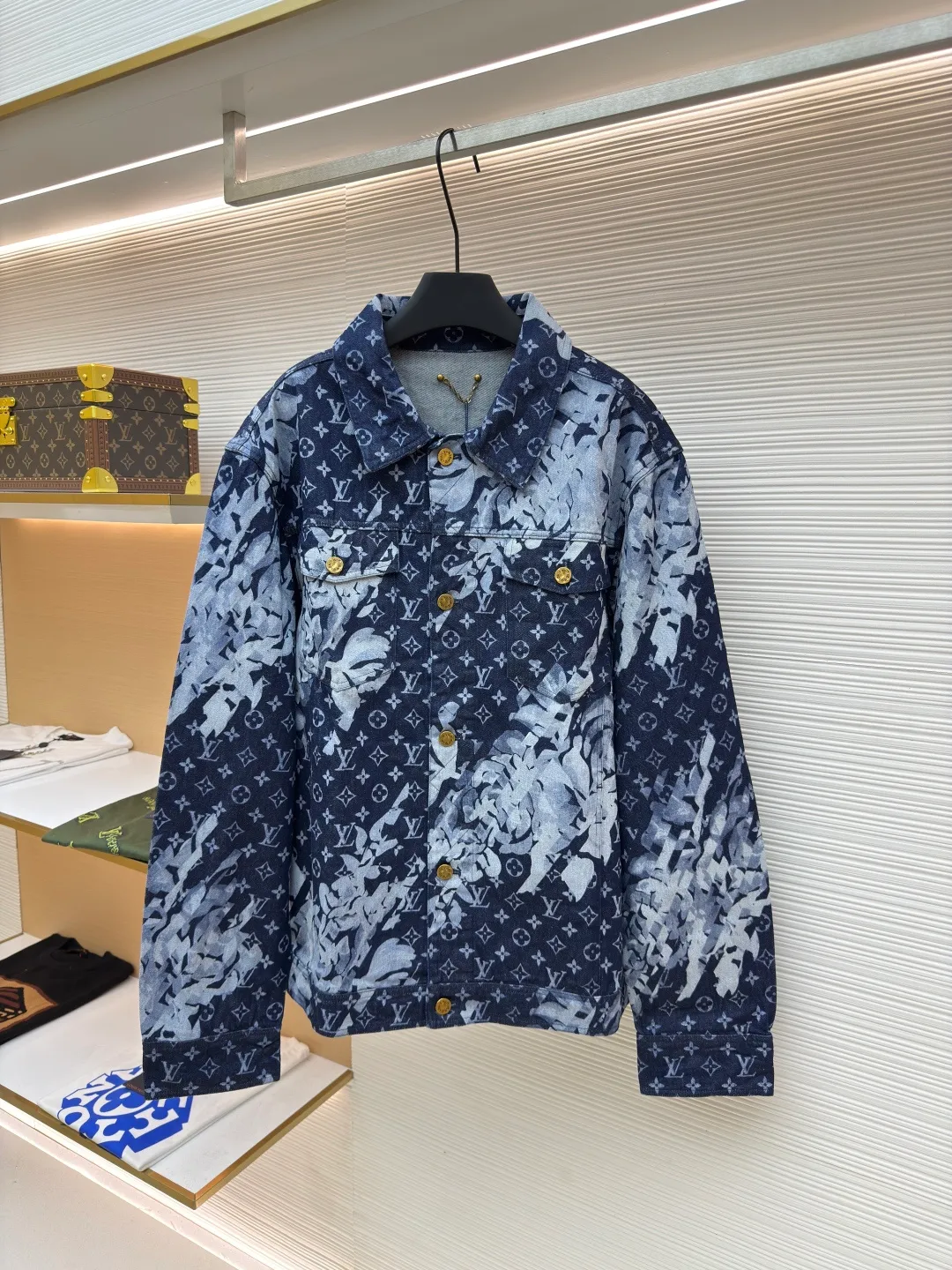 LOUIS VUITTON seagrass white and blue all-over printed denim jacket ●Authentic product: Purchased and developed by 18644 ●Item number: 1680542-D15 ●Fabric: blue denim denim fabric ●Technology: jacquard production ●Version: fitted version ●Weight: about 1130g ●Size: 46-48-50-52 ●Description: The fabric is made of blue denim twill custom-woven denim. Scan the basic artwork for front and rear panel printing The film master creates a visual effect that has no color difference with the original. After the pattern design is completed, foreign advanced penetration technology is combined with digital direct-jet printing. Color matching and inkjet printing. Alignment of ready-made garments and floral materials. The splicing positions are completely aligned. The hem, sleeves, neckline and other positions. Customized hardware accessories. It can be matched with the same style to create a fashionable look and control various occasions. Customized accessories, three complete standards, the same style for men and women!